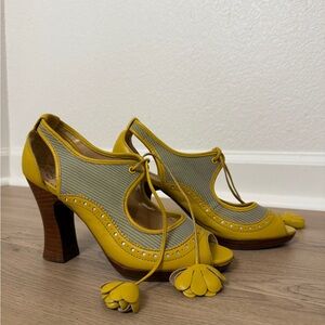 Poetic Licence Girl About Town yellow shoes size 6